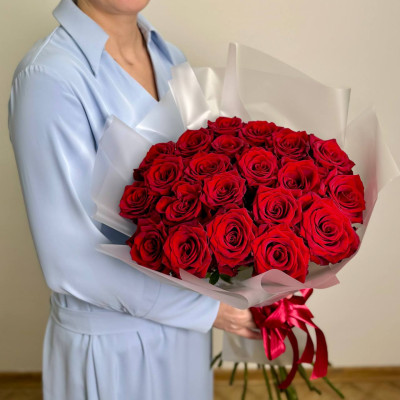 Роза &laquo;Эквадор Эксплорер&raquo; &mdash; 21 шт., атласная лента.