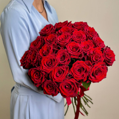 Роза &laquo;Эквадор Эксплорер&raquo; &mdash; 25 шт., атласная лента.