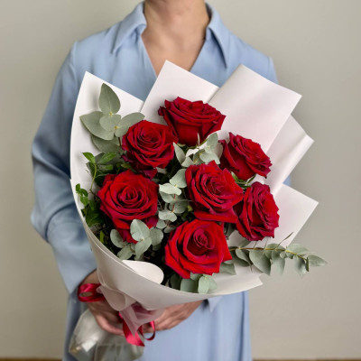 Роза &laquo;Эквадор Эксплорер&raquo; &mdash; 7 шт., эквалипт, фирменная упаковка, атласная лента..