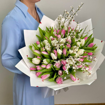 Тюльпан розовый &mdash; 50 шт., тюльпан белый &mdash; 25 шт., гениста белая &mdash; 5 шт., фирменная упаковка, атласная лента.