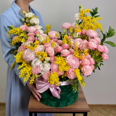 Мимоза Италия &mdash; 1 банч, нарцисс желтый &mdash; 10 шт., роза пионовидная кустовая &laquo;Мадам Бомбастик&raquo; &mdash; 10 шт., ранункулюс розовый &mdash; 10 шт., эустома &laquo;Алиса Вайт&raquo; &mdash; 5 шт., зелень, шляпная коробка бархатная 30х20 см, флористическая губка, атласная лента.