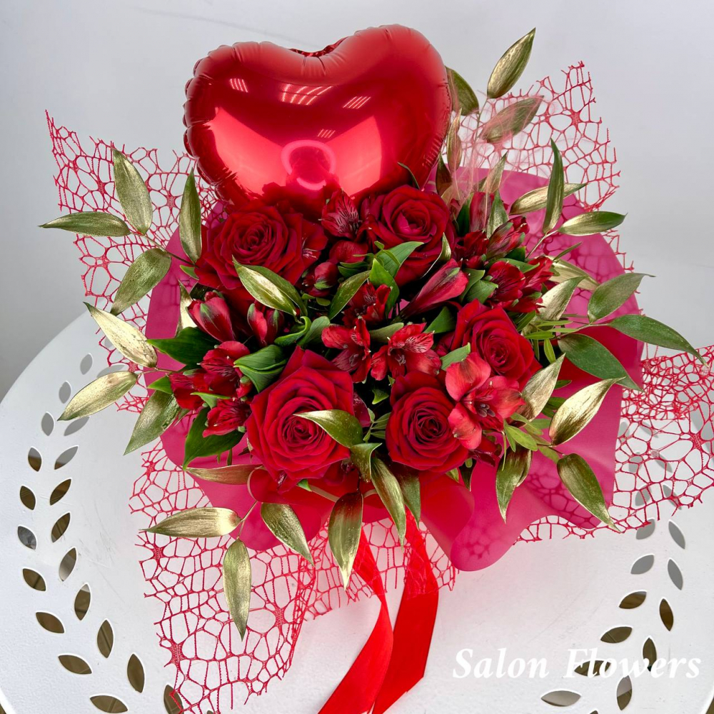 Букет "Ред Валентинка" из альстромерий и роз с шаром