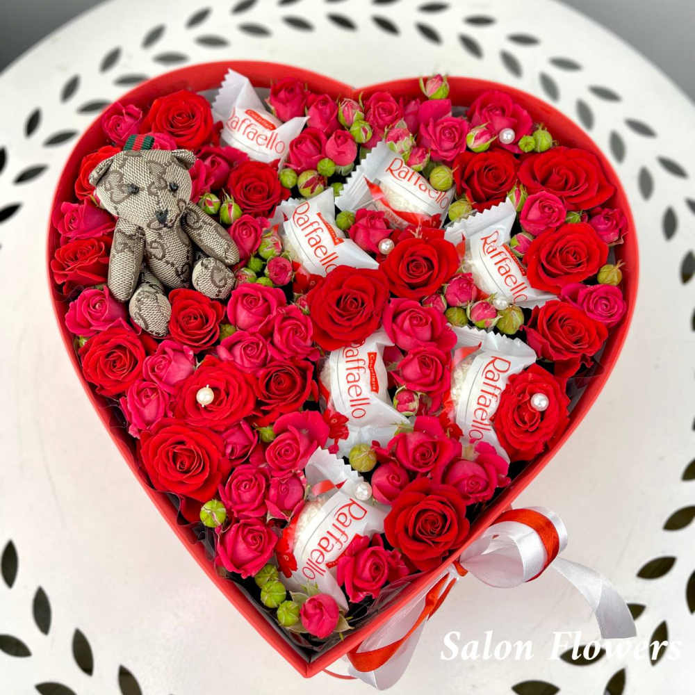 Букет роз "Для тебя" в коробке-сердце с конфетами (9 шт.)