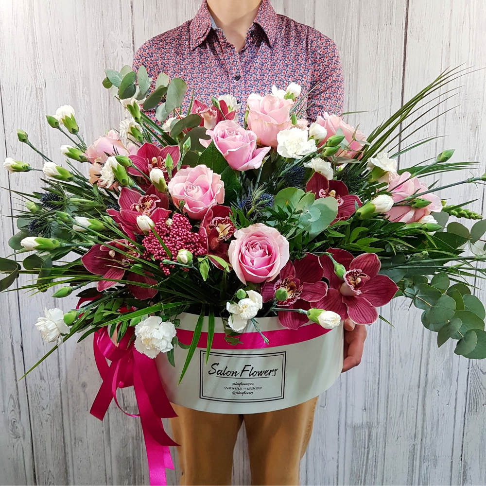 Букет "Шарлотта Мега" в шляпной коробке из орхидей и роз